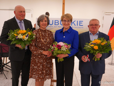 „Lubuskie przyrodą zachwyca” – we wtorek 4 października wystawa pod takim tytułem została otwarta w siedzibie Landtagu Brandenburgia w Poczdamie. W otwarciu wystawy wzięli udział marszałek Elżbieta Anna Polak, członek zarządu województwa lubuskiego Tadeusz Jędrzejczak, przewodniczący Sejmiku Województwa Lubuskiego Wacław Maciuszonek oraz Barbara Richstein, wiceprezydent Landtagu Brandenburgia.
