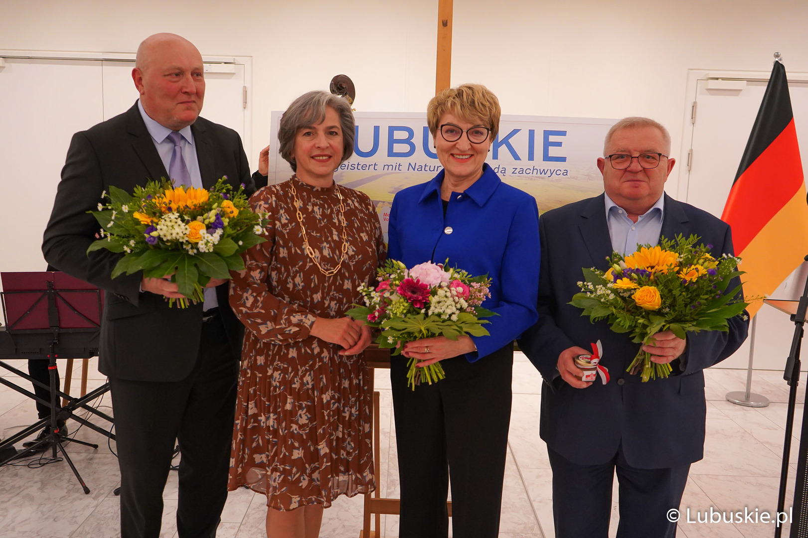 „Lubuskie przyrodą zachwyca” – we wtorek 4 października wystawa pod takim tytułem została otwarta w siedzibie Landtagu Brandenburgia w Poczdamie. W otwarciu wystawy wzięli udział marszałek Elżbieta Anna Polak, członek zarządu województwa lubuskiego Tadeusz Jędrzejczak, przewodniczący Sejmiku Województwa Lubuskiego Wacław Maciuszonek oraz Barbara Richstein, wiceprezydent Landtagu Brandenburgia.