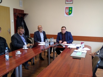Członkowie Komisji Gospodarki i Rozwoju Województwa i goście w trakcie posiedzenia 14 października 2022 r.