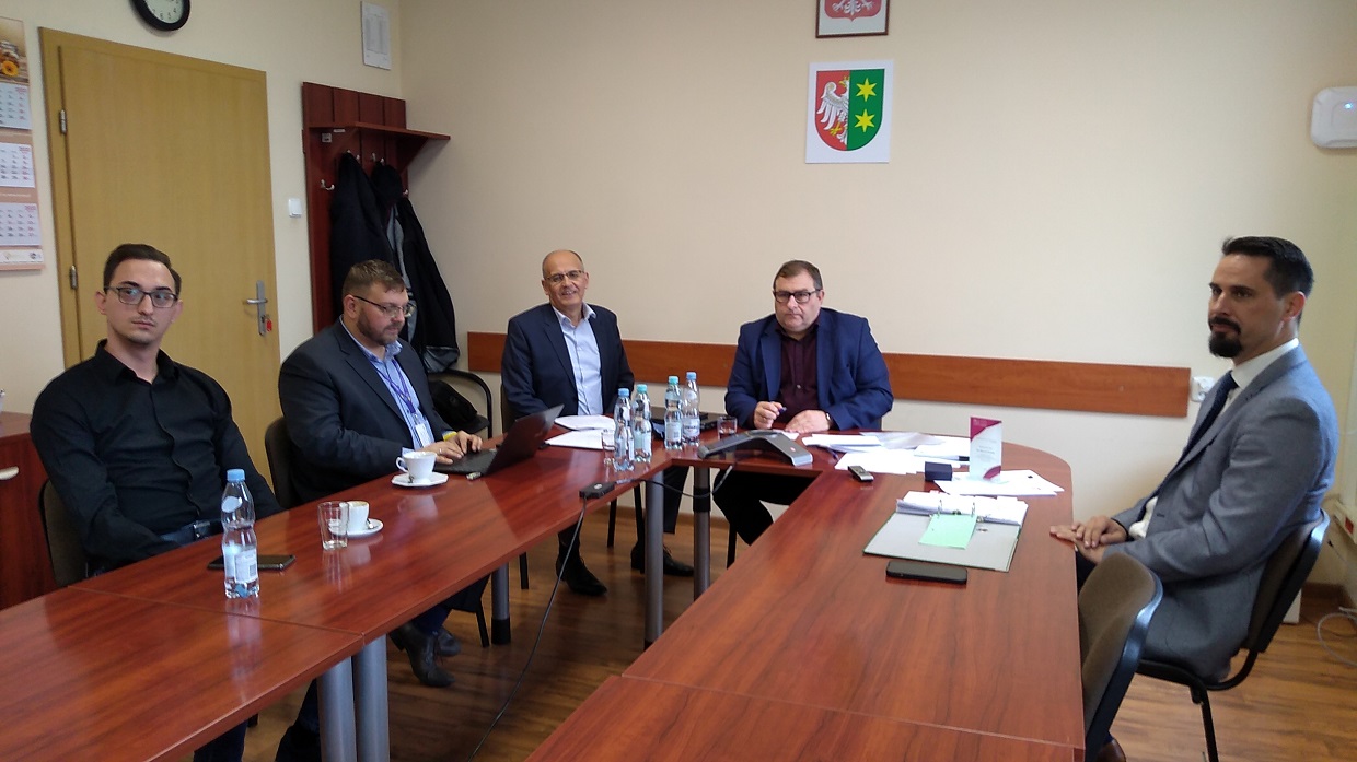 Członkowie Komisji Gospodarki i Rozwoju Województwa i goście w trakcie posiedzenia 14 października 2022 r.