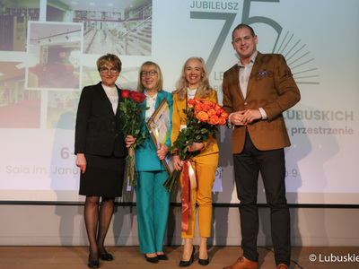 Jubileusz 75-lecia biblioteki im Norwida. Gratulacje dyrekcji biblioteki złożyli marszałek Elżbieta Anna Polak oraz wicemarszałek Łukasz Porycki.
