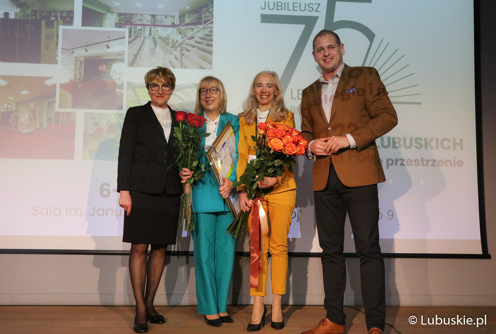 Jubileusz 75-lecia biblioteki im Norwida. Gratulacje dyrekcji biblioteki złożyli marszałek Elżbieta Anna Polak oraz wicemarszałek Łukasz Porycki.