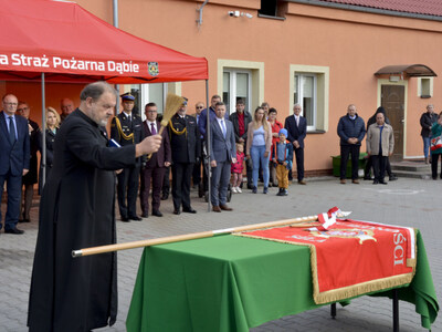 75 lat Ochotniczej Straży Pożarnej w Dąbiu - poświęcenie sztandaru