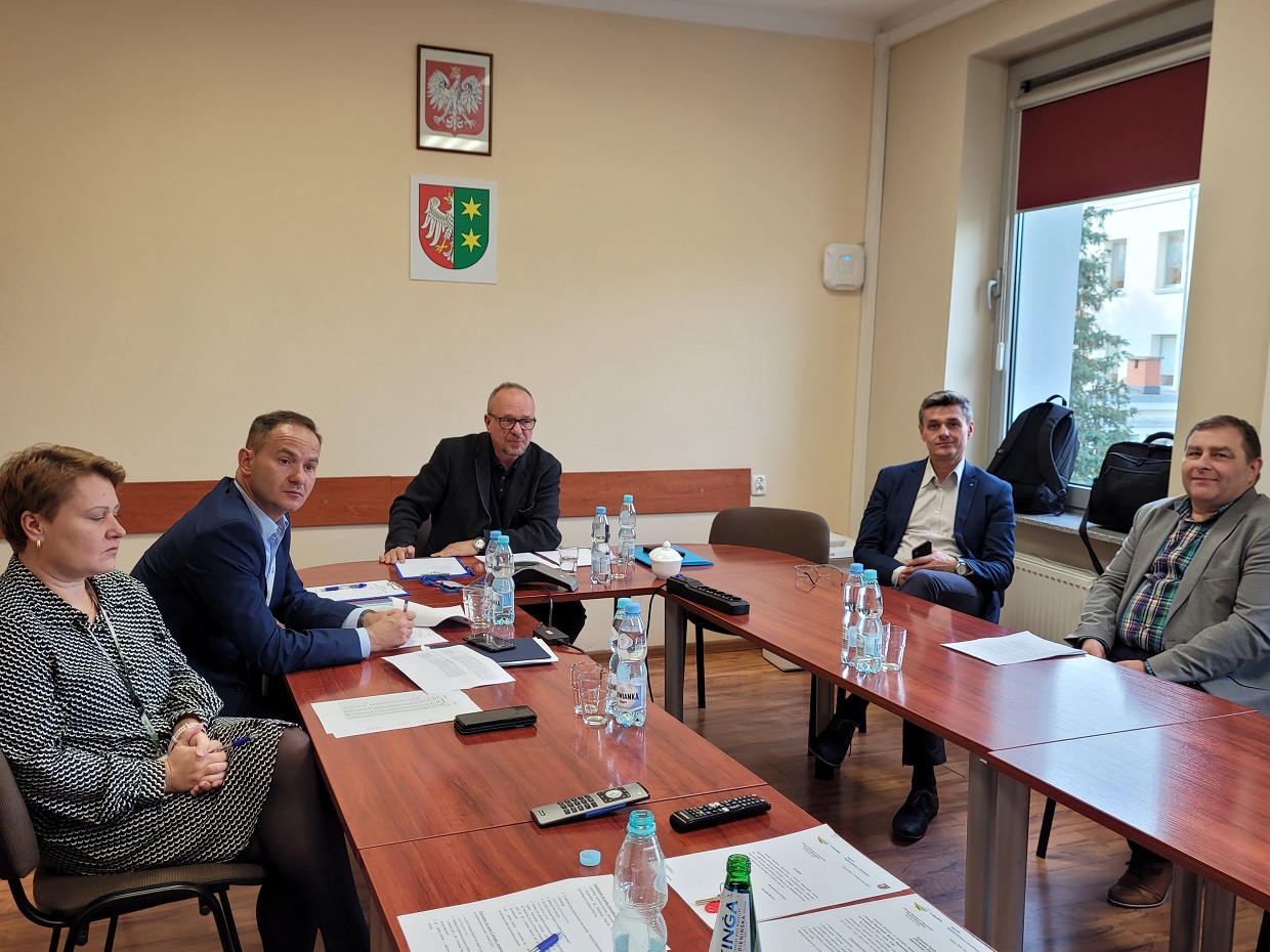 Członkowie Komisji Współpracy Zagranicznej i Promocji Województwa i goście w trakcie posiedzenia 10 października 2022 r.