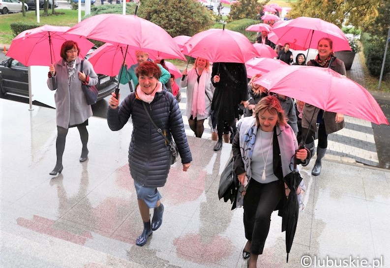 - Różowy marsz to nasza tradycja. Maszerujemy w październiku, bo to Miesiąc Walki z Rakiem Piersi. Namawiamy do profilaktyki! – zachęca marszałek Elżbieta Anna Polak. 