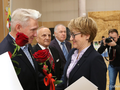 Marszałek Elżbieta Anna Polak wręcza Odznakę Honorową za Zasługi dla Województwa Lubuskiego Robertowi Czechowskiemu