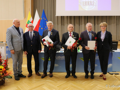 Marszałek Elżbieta Anna Polak oraz przewodniczący sejmiku Wacław Maciuszonek wręczyli Odznaki Honorowe za Zasługi dla Województwa Lubuskiego: prof. zw. dr. hab. Jerzemu Babiakowi, Robertowi Czechowskiemu, Janowi Frydrykowi i Jerzemu Zarzyckiemu.