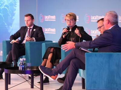 W panelu, oprócz marszałek Elżbiety Anny Polak, wzięli także udział: prezydent Ciechanowa Krzysztof Kosiński oraz Artur Soboń - Sekretarz Stanu, Ministerstwo Finansów i pełnomocnik Prezesa Rady Ministrów do spraw rozwoju lokalnego. Rozmowę poprowadził Paweł Zielewski - redaktor naczelny Forbes Polska.