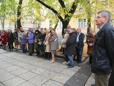 Odsłonięcie tablicy poświęconej prof. Marianowi Eckertowi przed Muzeum Ziemi Lubuskiej