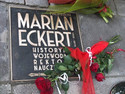 Odsłonięcie tablicy poświęconej prof. Marianowi Eckertowi przed Muzeum Ziemi Lubuskiej