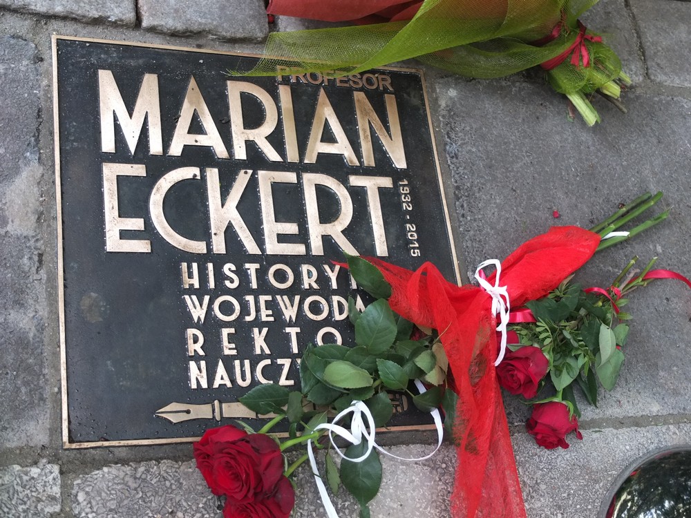 Odsłonięcie tablicy poświęconej prof. Marianowi Eckertowi przed Muzeum Ziemi Lubuskiej