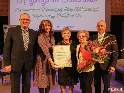 Wicemarszałek Stanisław Tomczyszyn wręczył podziękowania Krystynie Stachów za aktywne wsparcie i długoletnią pracę na rzecz Kół Gospodyń Wiejskich województwa lubuskiego oraz podtrzymywanie tradycji i kultury polskiej