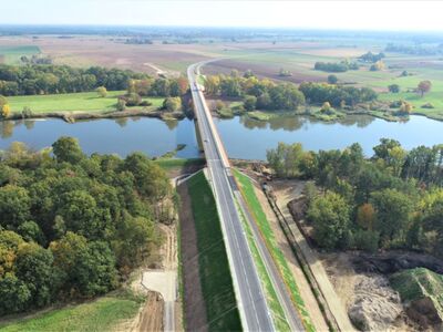 Oprócz budowy mostu przez rzekę Odrę, inwestycja objęła budowę drogi wojewódzkiej nr 282 po nowym śladzie o długości ok. 9,2 km, wraz z długością mostu przez rzekę Odrę ok. 364 m. Nowy przebieg drogi wojewódzkiej stanowią obwodnice miejscowości Łaz, Zabór i Milsko oraz po drugiej stronie mostu miejscowości Przewóz.