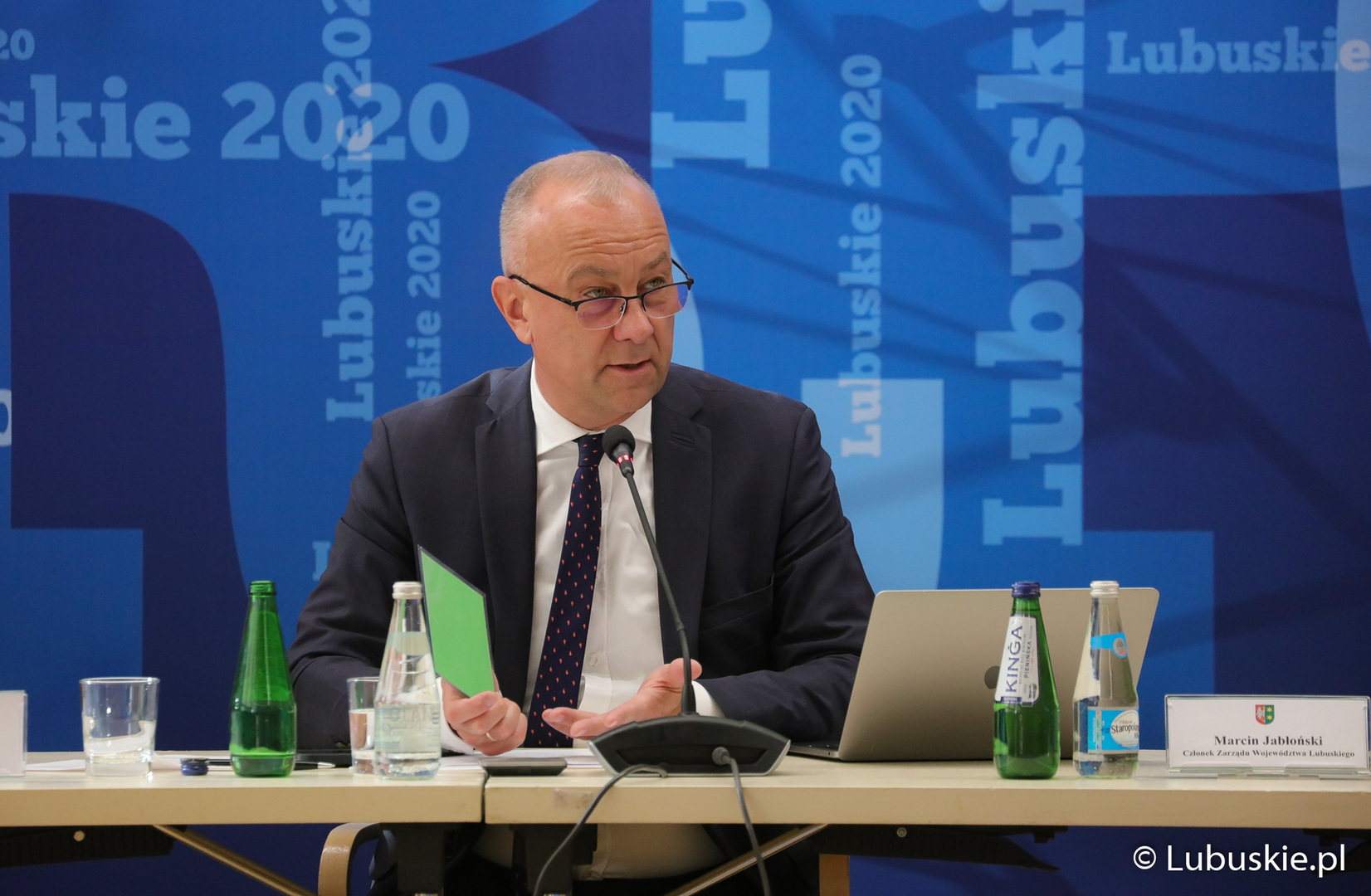 Komisja Europejska nakazała nam zbudowanie  programu w określony sposób. To wcale nie oznacza, że  pieniędzy dla  samorządów będzie mniej. Dla samorządów została zaplanowana kwota, którą będą mogły samodzielnie dysponować, a do tego będą miały możliwość dodatkowo uczestniczenia w konkursach – podkreśla członek Zarządu Województwa Lubuskiego Marcin Jabłoński