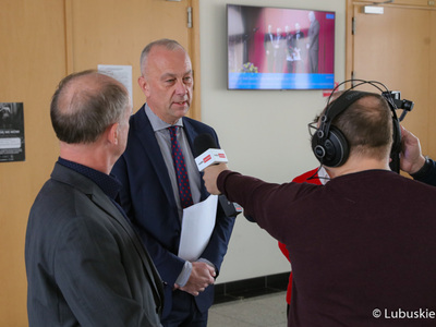 7 listopada 2022 r. Członek zarządu województwa lubuskiego Marcin Jabłoński podczas audycji „Interwencje” w Radiu Zachód wyjaśnia sprawę Zintegrowanych Inwestycji Terytorialnych (ZIT)