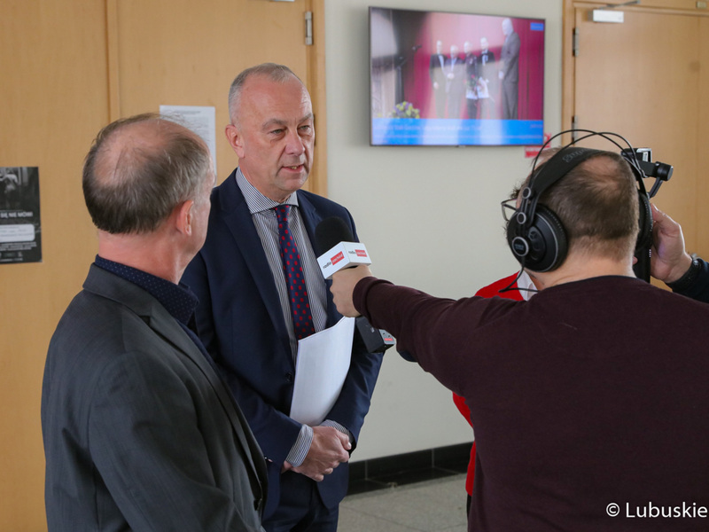 7 listopada 2022 r. Członek zarządu województwa lubuskiego Marcin Jabłoński podczas audycji „Interwencje” w Radiu Zachód wyjaśnia sprawę Zintegrowanych Inwestycji Terytorialnych (ZIT)