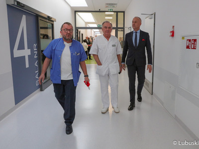 Członek Zarządu Województwa Lubuskiego Marcin Jabłoński podczas zwiedzania nowych sal operacyjnych