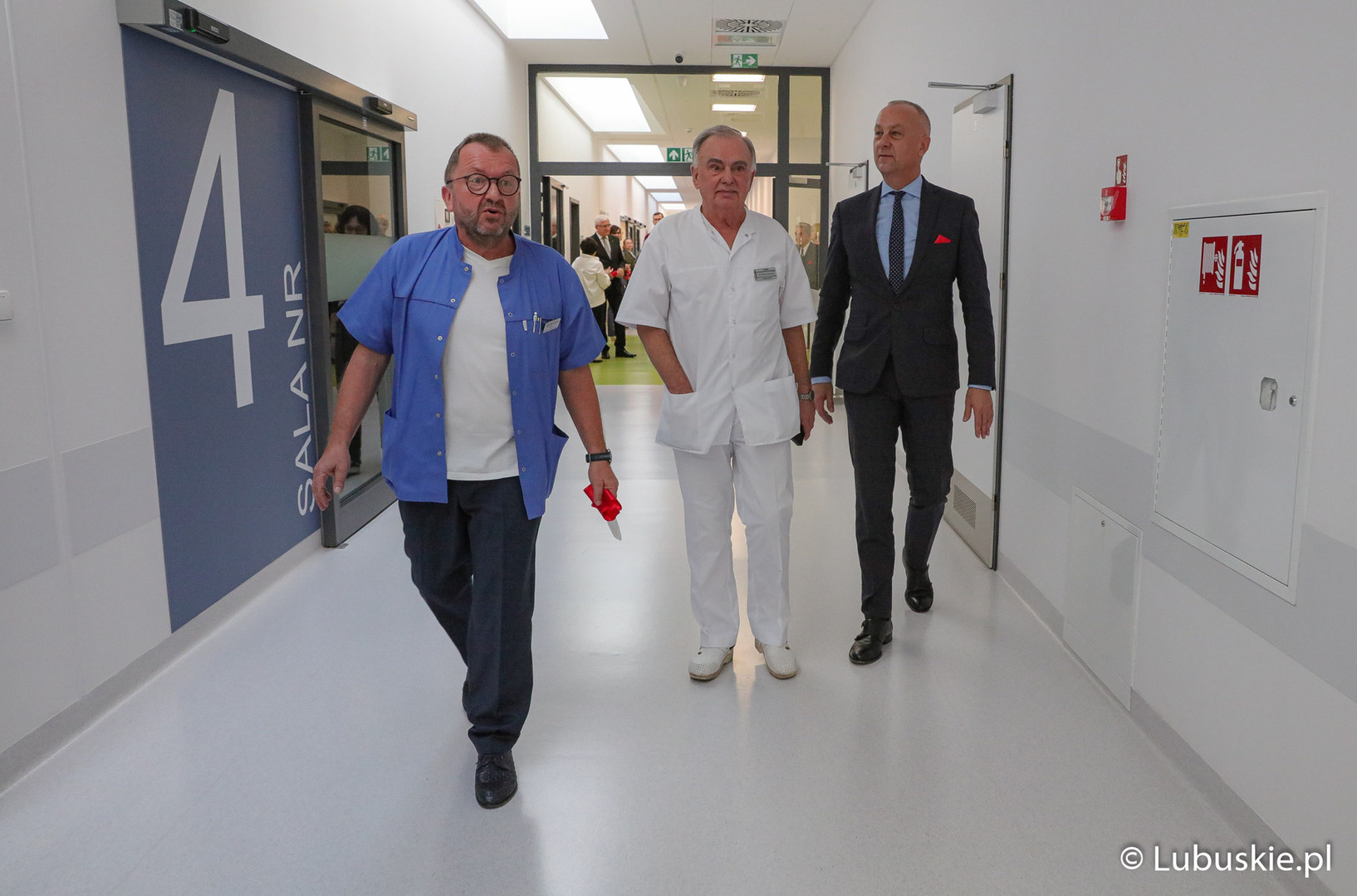 Członek Zarządu Województwa Lubuskiego Marcin Jabłoński podczas zwiedzania nowych sal operacyjnych