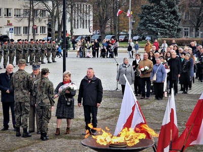 Anna Chinalska - Przewodnicząca Komisji Zdrowia, Rodziny i Spraw Społecznych składa kwiaty pod Pomnikiem Powrotu Środkowego Nadodrza do Macierzy w Krośnie Odrzańskim - 11 listopada 2022 r.