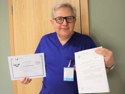 dr n. med. Norbert Piotrkowicz prezentuje zgodę uzyskaną od Polskiej Agencji Atomistyki na stosowanie brachyterapii w szpitalu