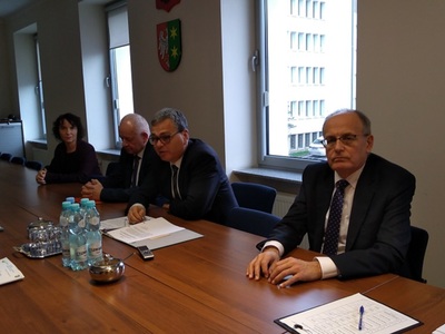 Członkowie Komisji Gospodarki i Rozwoju Województwa i goście na posiedzeniu komisji 28 listopada 2022 r.