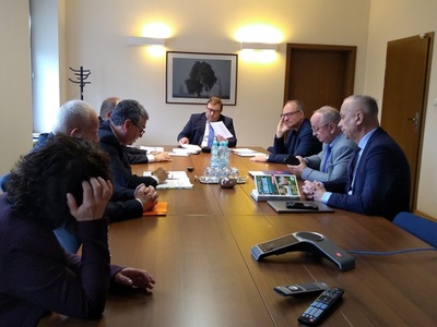 Członkowie Komisji Gospodarki i Rozwoju Województwa i goście na posiedzeniu komisji 28 listopada 2022 r.