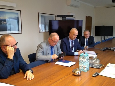 Członkowie Komisji Gospodarki i Rozwoju Województwa na posiedzeniu komisji 28 listopada 2022 r.