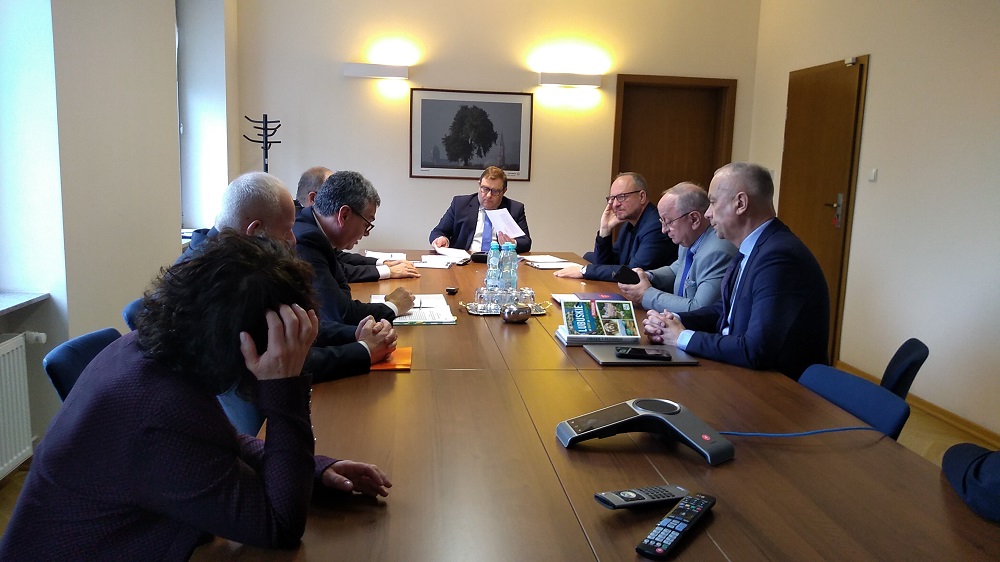 Członkowie Komisji Gospodarki i Rozwoju Województwa i goście na posiedzeniu komisji 28 listopada 2022 r.