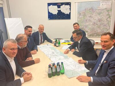 M.in. o budowie nowego terminala oraz wykorzystaniu lotniska do celów obronnych rozmawiał członek zarządu Marcin Jabłoński z pełnomocnikiem rządu ds. Centralnego Portu Komunikacyjnego oraz z prezesem „Portów Lotniczych”.