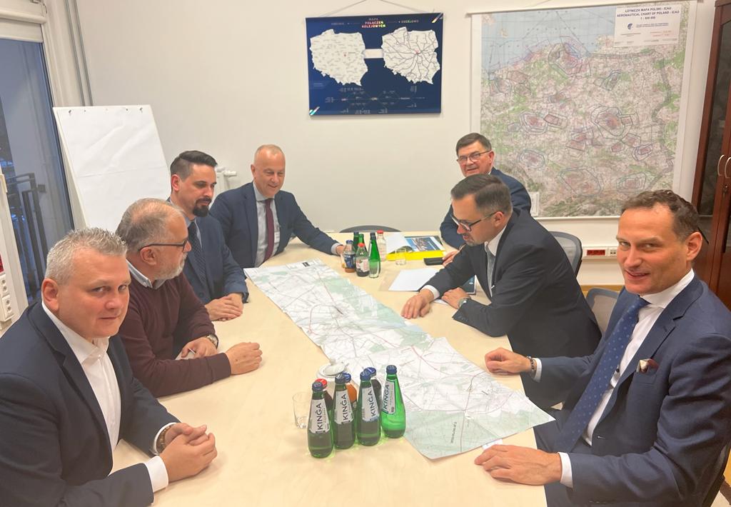 M.in. o budowie nowego terminala oraz wykorzystaniu lotniska do celów obronnych rozmawiał członek zarządu Marcin Jabłoński z pełnomocnikiem rządu ds. Centralnego Portu Komunikacyjnego oraz z prezesem „Portów Lotniczych”.