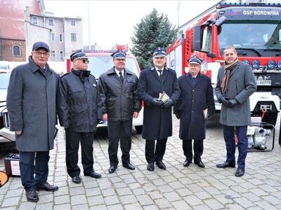 Przekazanie wozów i sprzętu dla strażaków w gminie Szprotawa
