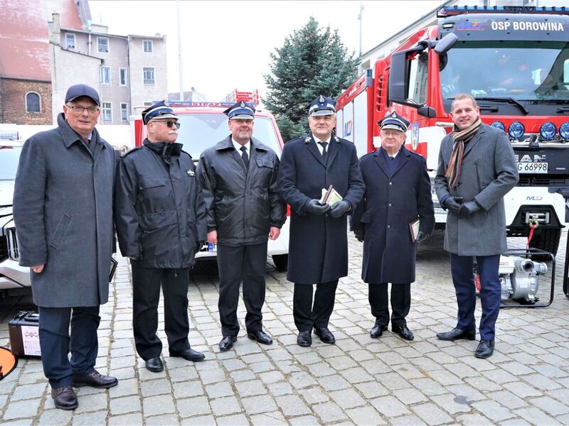 Przekazanie wozów i sprzętu dla strażaków w gminie Szprotawa