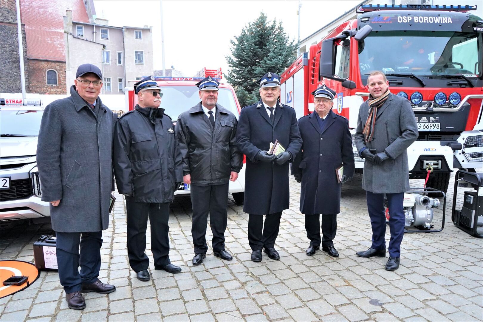 Przekazanie wozów i sprzętu dla strażaków w gminie Szprotawa
