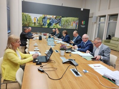 Członkowie Komisji Rolnictwa i Ochrony Środowiska i goście w trakcie posiedzenia 28 listopada 2022 r.