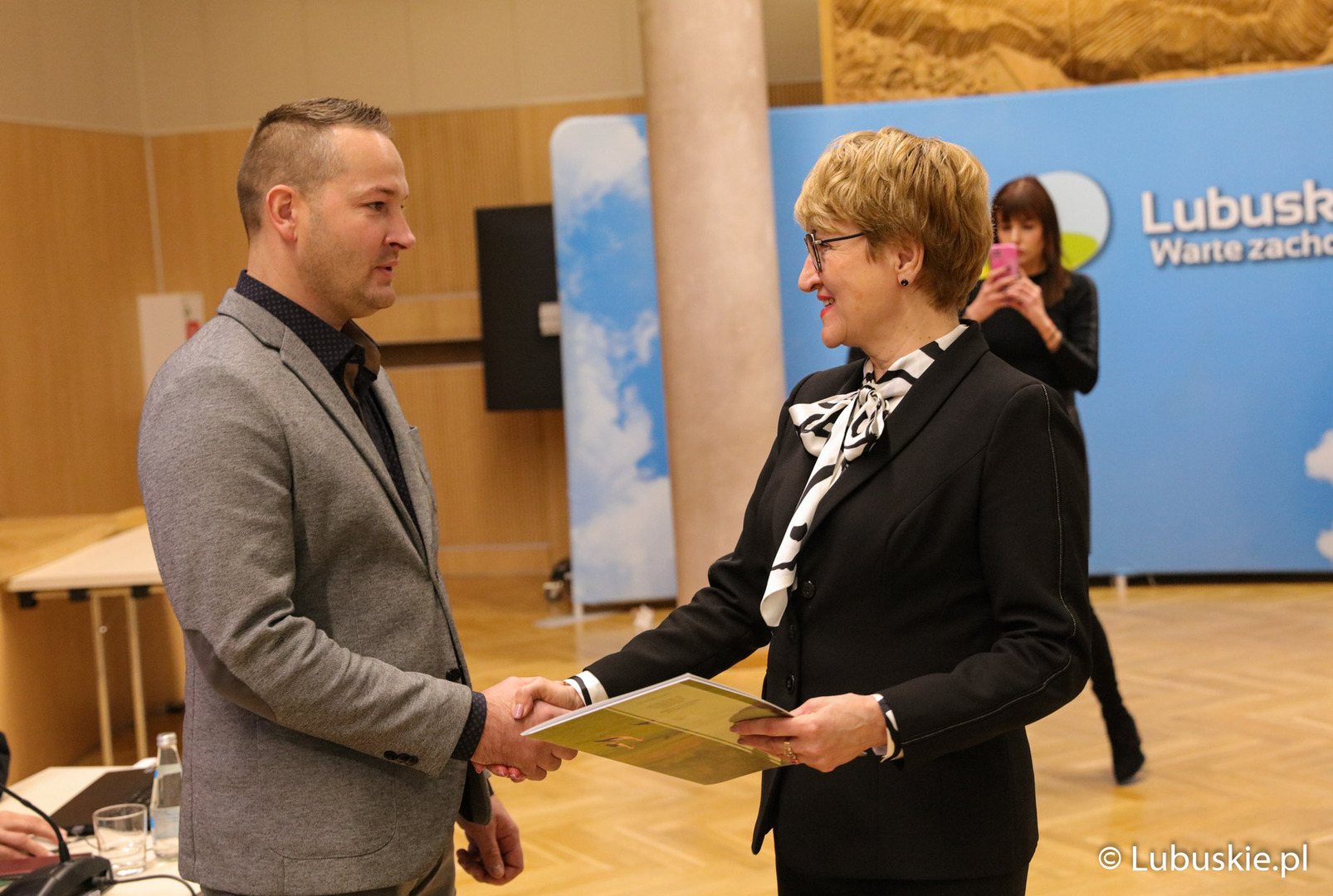 Producent regionalny i zdobywca tytułu „Pszczelarz Roku 2022” Andrzej Leszko otrzymał list gratulacyjny od marszałek Elżbiety Anny Polak. 