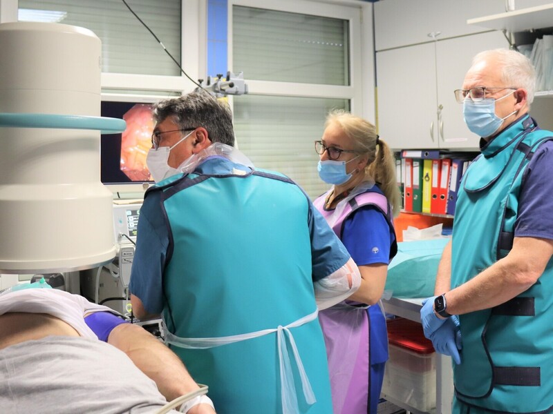 Zabiegi wykonywał lek. Marek Buszkiewicz, szef pracowni endoskopowej Oddziału Chirurgii Ogólnej i Onkologicznej. Towarzyszyły mu pielęgniarki anestezjologiczne Katarzyna Przypis i Beata Roszak, lek. anestezjolog Marta Zawacka-Łęgosz oraz pielęgniarka zabiegowa Jadwiga Nawrocka. 
