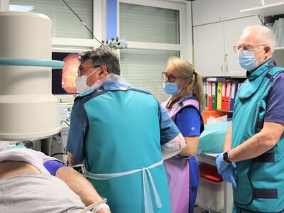 Zabiegi wykonywał lek. Marek Buszkiewicz, szef pracowni endoskopowej Oddziału Chirurgii Ogólnej i Onkologicznej. Towarzyszyły mu pielęgniarki anestezjologiczne Katarzyna Przypis i Beata Roszak, lek. anestezjolog Marta Zawacka-Łęgosz oraz pielęgniarka zabiegowa Jadwiga Nawrocka.