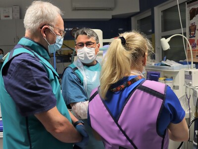 Dr n. med. Andrzej Baniukiewicz z Uniwersyteckiego Szpitala Klinicznego  przyglądał się pracy zespołu 