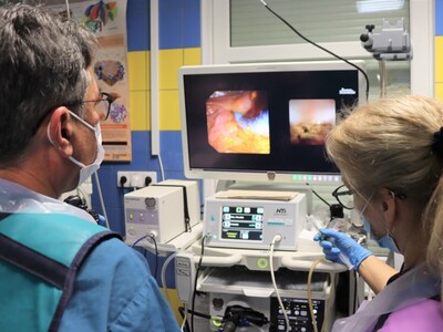 Dr n. med. Andrzej Baniukiewicz z Uniwersyteckiego Szpitala Klinicznego  przyglądał się pracy zespołu 