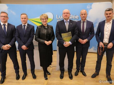 We wtorek, 29 listopada 2022 r., w Urzędzie Marszałkowskim Województwa Lubuskiego podpisano umowę na wybudowanie w Zielonej Górze Nowym Kisielinie wzorcowego budynku pasywnego, do którego przeniosą się m.in. trzy departamenty urzędu.
