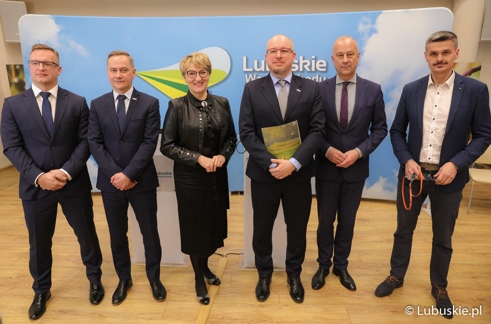 We wtorek, 29 listopada 2022 r., w Urzędzie Marszałkowskim Województwa Lubuskiego podpisano umowę na wybudowanie w Zielonej Górze Nowym Kisielinie wzorcowego budynku pasywnego, do którego przeniosą się m.in. trzy departamenty urzędu.
