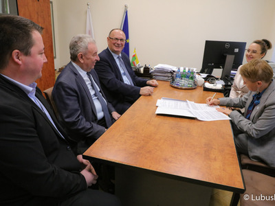 Wicemarszałek Województwa Lubuskiego Stanisław Tomczyszyn podpisał 30 listopada 2022 r. umowę z Uniwersytetem Zielonogórskim na wsparcie wydania publikacji  „Bezgraniczny skarb. Ochrona przyrody polsko-niemieckiego pogranicza”, w której znajdzie się szereg zagadnień poświęconych ochronie i bioróżnorodności Ogrodu  Botanicznego w Zielonej Górze, ale i całego regionu lubuskiego