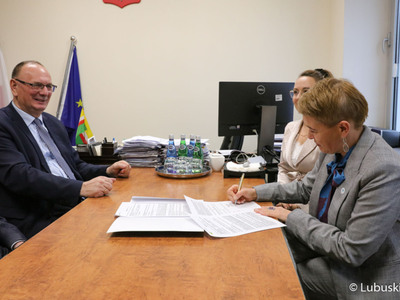 Wicemarszałek Województwa Lubuskiego Stanisław Tomczyszyn podpisał 30 listopada 2022 r. umowę z Uniwersytetem Zielonogórskim na wsparcie wydania publikacji  „Bezgraniczny skarb. Ochrona przyrody polsko-niemieckiego pogranicza”, w której znajdzie się szereg zagadnień poświęconych ochronie i bioróżnorodności Ogrodu  Botanicznego w Zielonej Górze, ale i całego regionu lubuskiego