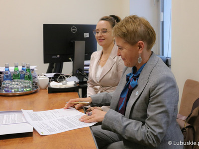 Wicemarszałek Województwa Lubuskiego Stanisław Tomczyszyn podpisał 30 listopada 2022 r. umowę z Uniwersytetem Zielonogórskim na wsparcie wydania publikacji  „Bezgraniczny skarb. Ochrona przyrody polsko-niemieckiego pogranicza”, w której znajdzie się szereg zagadnień poświęconych ochronie i bioróżnorodności Ogrodu  Botanicznego w Zielonej Górze, ale i całego regionu lubuskiego