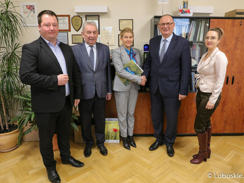 Wicemarszałek Województwa Lubuskiego Stanisław Tomczyszyn podpisał 30 listopada 2022 r. umowę z Uniwersytetem Zielonogórskim na wsparcie wydania publikacji  „Bezgraniczny skarb. Ochrona przyrody polsko-niemieckiego pogranicza”, w której znajdzie się szereg zagadnień poświęconych ochronie i bioróżnorodności Ogrodu  Botanicznego w Zielonej Górze, ale i całego regionu lubuskiego