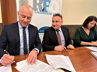 Członek zarządu województwa lubuskiego Marcin Jabłoński podpisał z władzami Cybinki umowę na dofinansowanie termomodernizacji tamtejszego zespołu szkół