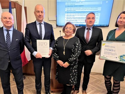 Członek zarządu województwa lubuskiego Marcin Jabłoński podpisał z władzami Cybinki umowę na dofinansowanie termomodernizacji tamtejszego zespołu szkół 