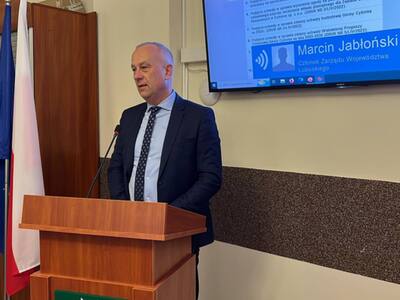 Członek zarządu województwa lubuskiego Marcin Jabłoński podpisał z władzami Cybinki umowę na dofinansowanie termomodernizacji tamtejszego zespołu szkół 