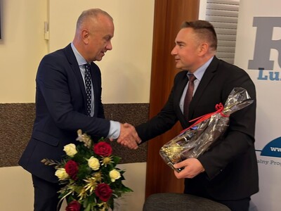 Członek zarządu województwa lubuskiego Marcin Jabłoński podpisał z władzami Cybinki umowę na dofinansowanie termomodernizacji tamtejszego zespołu szkół 