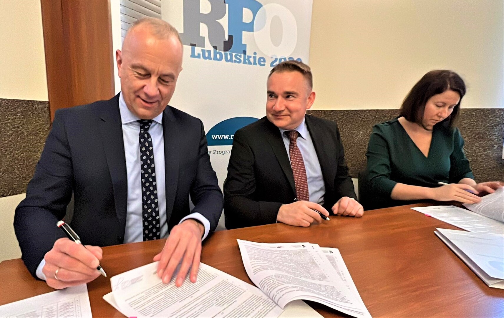 Członek zarządu województwa lubuskiego Marcin Jabłoński podpisał z władzami Cybinki umowę na dofinansowanie termomodernizacji tamtejszego zespołu szkół 